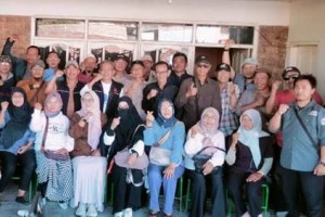 Wakit Ketua HKTI Kuningan berfoto bersama dengan masyarakat sert pengurus PAC Kuningan.